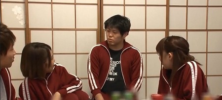 【修学旅行で女子校生たちと。】制服姿のAV女優が、生徒らしきオトコたちと会話をする、ノンアダルト動画。