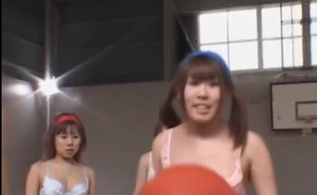 【なんか、すごい顔の女子校生が・・・。】AV女優たちが、オトコたちと性的な行為をしている、アダルト動画。