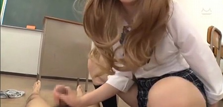 【M男必見】教室でギャル同級生が純白パンツ見せつけ貴方のオナニーをドMサポート！？我慢汁染みたパンツ脱いで手コキで射精！