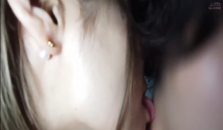 【ドM男いじめ】巨乳お姉さん2人が車の中で下半身を露出したドM男のチ◯コをひたすら舐める！フェラで口内射精！