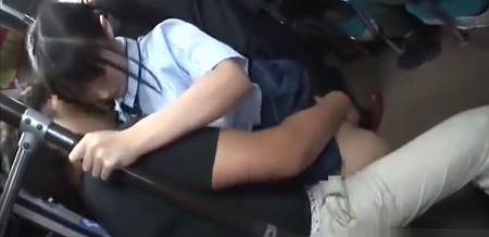 【JK痴漢動画】バスの中で立ちバックで挿入され本当は嫌なはずなのに気持ちよくなってしまうムチ尻のツインテール女子校生