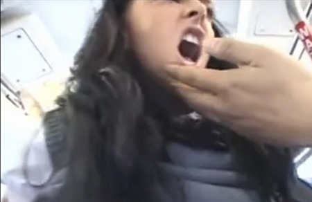 【JK痴漢動画】バスの中で複数の男性に痴漢されパンストを破かれてそのまま挿入までされてしまう外国人女子校生