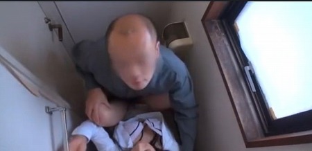 【犯罪注意！】「先っちょだけでいいんで…」修理業者が美人妻のいるトイレに押し入り強制フェラ！受け入れ最後はバックで絶叫