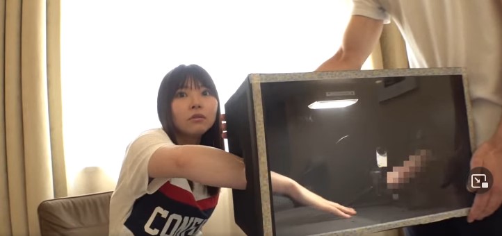 【激しい手コキで攻めてくるJD】いきなりフル勃起したチンコを見せつけられたスリムなJDが、笑顔でシコシコしちゃう！