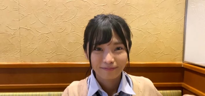 【おじさんのチンコで興奮しちゃうJK】黒髪で清楚な制服姿のJKが、おじさんのチンコを挿入されて感じちゃう！