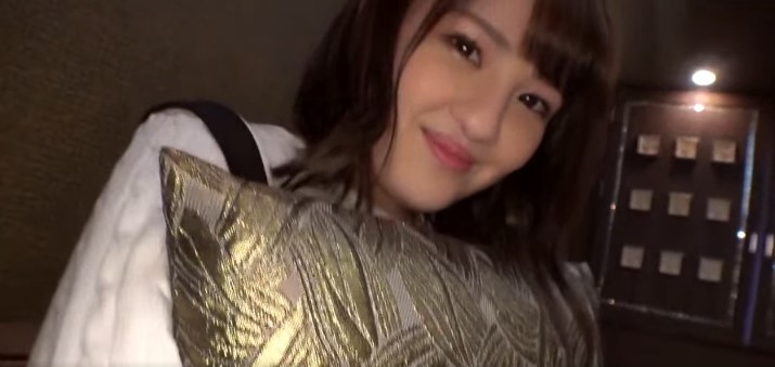 【エッチな JDとハメ撮り】下着姿の黒髪でロリ顔のかわいい JD がいやらしい腰つきでセックスをしちゃう！