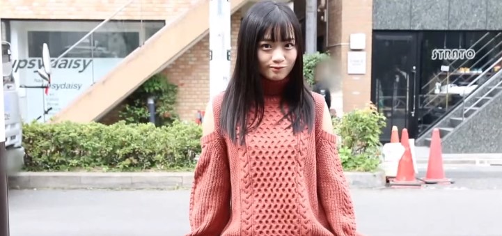 【美尻の女の子と濃厚セックス】黒髪で美尻のロリ顔な女の子が、激しく手マンをされていっぱい潮を吹いちゃう！