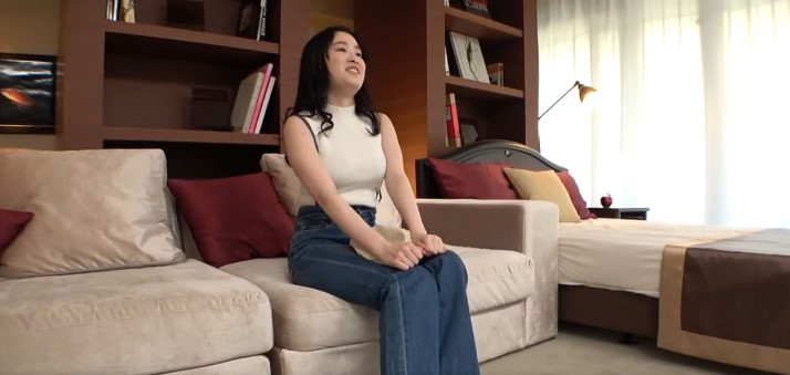 【素朴な女の子とハメ撮り】黒髪で素朴な顔のJDの女の子がカメラの前で脱いで見事な巨乳を見せながらセックス！