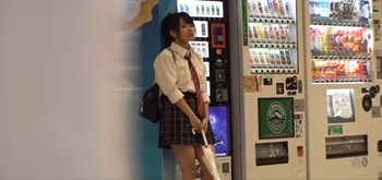 【積極的なJKとセックス】バスケ部のマネージャーをしている制服姿の可愛いJKが、パンティーを見せつけて誘う！
