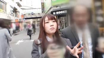 【激しいピストンで感じる JK】制服姿のスリムで可愛い JK が激しい腰つきで下からちんこを突き上げられて感じちゃう！