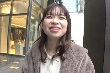 【こと】ワンピース着てたので分からないものの思いがけずＦ乳！それより更に目を引いたが餅の様に柔らかくて白い桃尻にフル勃起