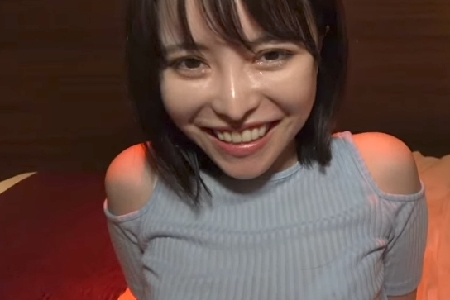 【ここ】口淫と谷間マンコ奉仕の最中もチンポに止まらないニヤケ顔。自らゴム外してムチふわボディが跳ねるイキ狂いっぷりを披露