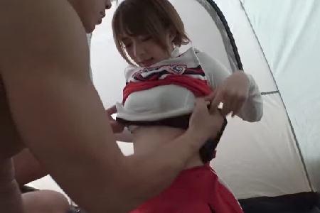 【えみりちゃん】膣奥まで出し入れされると、テント内という事も忘れて大声で喘ぐ現役大学生！様々な体位で楽しんだ後は大量顔射