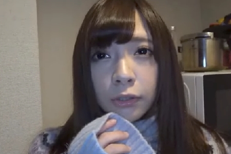 【一条みおさん】ベッドの前に座り込ませて顔面をドアップで撮る羞恥プレイ！最初は口の周辺に重点を置き、歯と歯茎を執拗に撮影