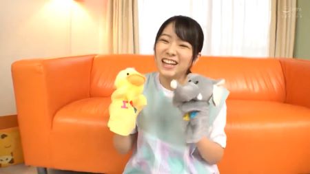 【はな】チンポを差し出されたら躊躇なくペロリ。喉奥まで咥え込んでのバキューム＆ノーハンドフェラを披露。圧巻の舌テクで暴発