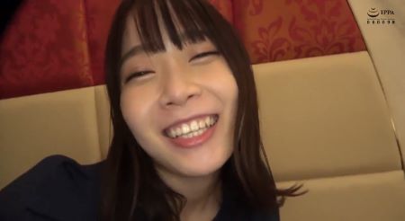 【まお】「ずっと舐めたかったの♡」と、彼チンを嬉しそうに舐め出し、挿入されれば声高々に喘ぎまくり腰を振りまくる現役大学生