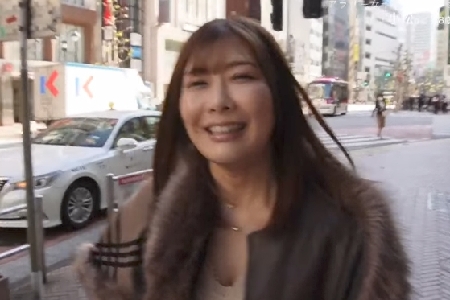 【小松さん】「本当は抵抗あるんです。主人の事も凄い好きだから…」と、不安な表情を見せるもパワー系の男優に恵体を弄られ絶頂