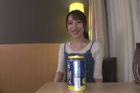 【もえ】男優が到着するまでの間は電マで準備万端！華奢な体に容赦なくピストンされ、喘ぎ声の可愛さに腰の速さも更に加速し絶頂