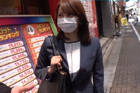 【ひとみさん】我慢できずオッパイを弄ればマンコ濡れ濡れｗ敏感マンコを手淫で刺激されると、お潮が源泉の如く湧き出して大惨事