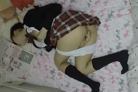 【隠し撮り】女子校生のプルプルな白い柔肌を色づかせながら無我夢中でマンコを掻き回し部屋中に響く卑猥音を奏でイキまくる絶欲