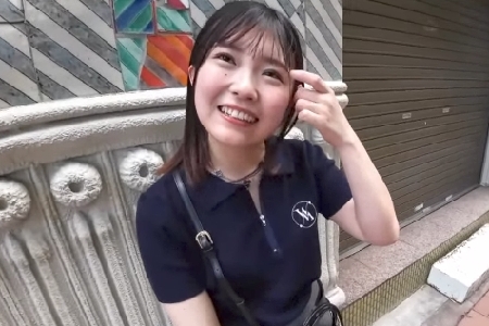 ミニマムサイズのマンコは既にびしょ濡れ！デカチンで突き上げられると、大きな喘ぎ声を出して即イキ！！可愛すぎるイキ顔を堪能