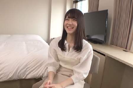 「オチンチンを舐めるのが好きです」と、可愛い顔で見つめながらの口淫は至高！しなやかな腰使いで魅せる括れラインが美しい学生