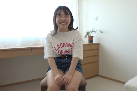 ニコニコ笑顔は恥ずかしさの裏返し？チンポを挿入されると、小柄なボディからは想像できない大きな喘ぎ声を出し始める現役大学生