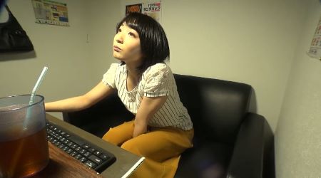 【隠し撮り】気取られない様に必死に声我慢も指使いは止まらず荒い吐息だだ漏れｗエロ動画を見ながら乳首はコリコリ、マンコに指