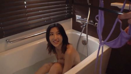 【アネモネちゃん】布面積が少ない紫のスケベ水着を着用で即勃起！風呂場で挿入すればバックからの高速ピス！！正常位で胸に射精