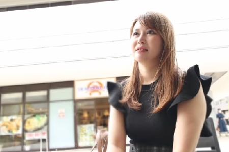 【れいさん】インタビューでは『アレコレされたいです』と、言ってた割に嗅ぎ、舐め、咥え即ハメまでするギャップが堪らない奥様