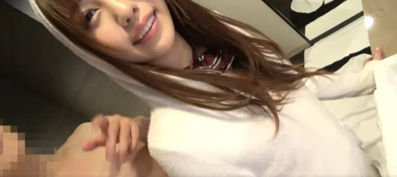 【バックで挿入されて感じる女の子】黒髪でスリムボディーのエッチな女の子が、激しい寝バックで感じちゃう！