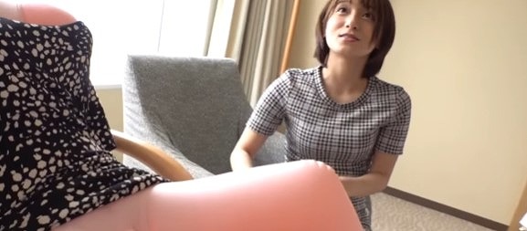 【ダッチワイフに興奮する女の子】街でナンパされた黒髪で清楚な女の子が、ダッチワイフに興奮して入れ代わる！