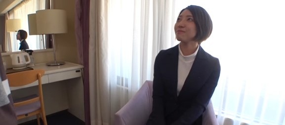 【OLナンパ】黒いストッキングを履いたスレンダーなOLをナンパしてエッチなお願い！「やらせて下さい！」