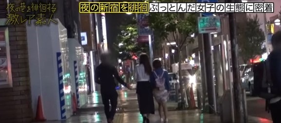 【レズカップルと３Pセックス】レズビアンのカップル達に密着して、二人がイチャついている中に割り込んで３P！