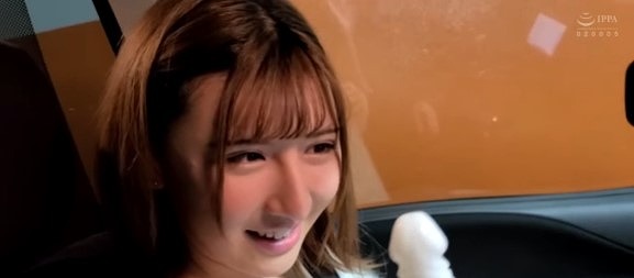 【激しいグラインド騎乗位で感じるお姉さん】金髪でパイパンのスリムなお姉さんが、イヤらしい腰つきで感じる!