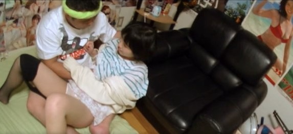 【援助交際】自宅へとあがりこんでいた援交娘のからだがなんていやらしいんだだきあげると鼻息あらくぼくのおちんぽをもとめ