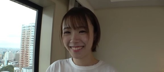 【ちっぱいパイパン美少女】ワイシャツ姿でさっそうと登場股間をむきだしにするとなんとパイパンじゃないか思わずのエム