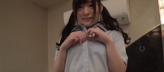 【無許可なかだしツインテール】制服姿の女子高校生ツインテール娘さんはスカートをたくしあげてエロイパンティーを見せつけて