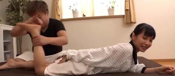 【巨乳ミニマム美少女】男優は現役マッサージ師。神の指で快楽に導かれる。お返しも。オイル、フェラ、手マン。正常位