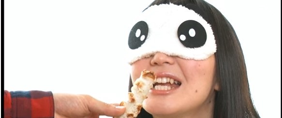 【めかくしチャレンジ】目隠ししている清純はの彼女へとペニスバンドをおくちにおしあてるとこれまたうれしそうなフェラ