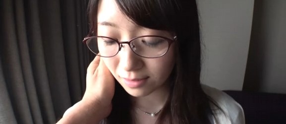 【巨乳の眼鏡女子とセックス】眼鏡を掛けた巨乳でおとなしそうな女の子が、ベッドの上で淫らになっちゃう！