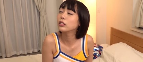 【チアガールとセックス】ミニスカを履いたスリムボディーのJDをナンパして、ベッドの上でパコパコしちゃう！
