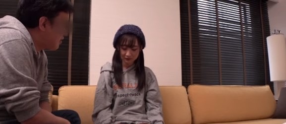 【お母さんに内緒で犯される女の子】黒髪でスリムボディーのロリな女の子が、お母さんにバレないように犯される！