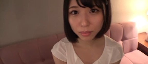 【激しいピストンで感じる女の子】黒髪でショートカットのロリな女の子が、激しいピストンで突かれてイク！