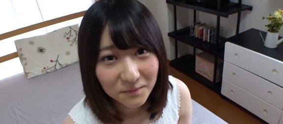 【色白の女の子と濃厚セックス】黒髪で色白のロリな女の子が、濃厚フェラでフル勃起させたチンコを挿入される！