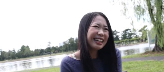 【ちっぱいの奥様と濃厚セックス】黒髪でスリムボディーのエッチな奥様が、パイパンのワレメに挿入されてイク！