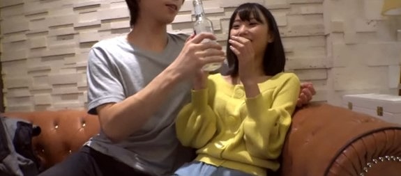 【黒髪のJDとハメ撮り】黒髪でスリムボディーのエッチなJDが、イヤらしくチンコを舐めながら欲しがって来てフル勃起！