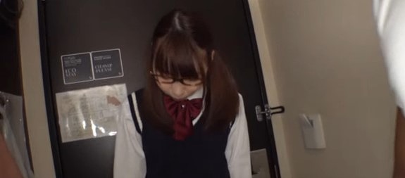 【エッチな眼鏡女子と濃厚セックス】チンコが大好きな制服姿の眼鏡女子にフェラをしてもらって、チンコを挿入する！