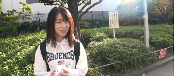 【焦げ茶ミディアムヘア可愛い女の子AV初！】ホテルで激しく抱っこされながら指マンされて69からの首絞めH【R18禁エロ】