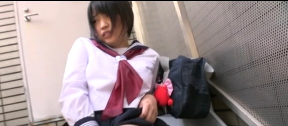 【羞恥プレイ】ショートヘア女子校生にセーラー服やブルマ着せてのハメ撮り。全裸になった後の騎乗位では巨乳が揺れまくるｗ